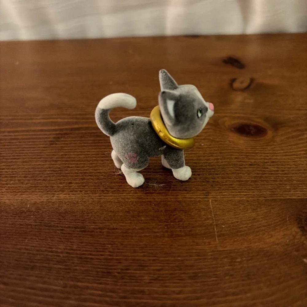 Barbie Pets Series 13 Tuxedo Cat‎ Gold Neck Pillow Mini Flocked Toy Figure
